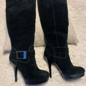 Guess black suede boots gorgeous!